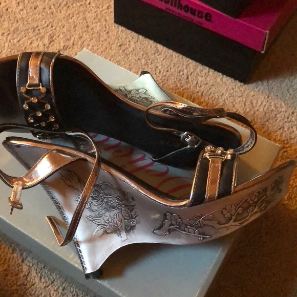 Wedges/Sandals - Picture 2 of 4